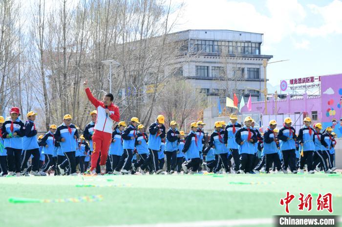 圖為學(xué)生在跳繩教練齊景龍的指導(dǎo)下做準(zhǔn)備運(yùn)動(dòng)?！∝暩聛硭?攝