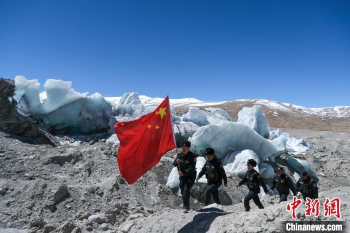 4月5日，普瑪江塘邊境派出所民輔警巡邏至四零冰川附近。　江飛波 攝