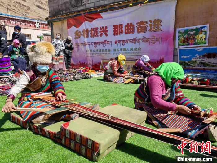 圖為2022年，安多縣雁石坪鎮(zhèn)“鄉(xiāng)村振興那曲奮進”編織技藝比賽現(xiàn)場。資料圖 那曲市“鄉(xiāng)村振興 那曲奮進”活動辦供圖