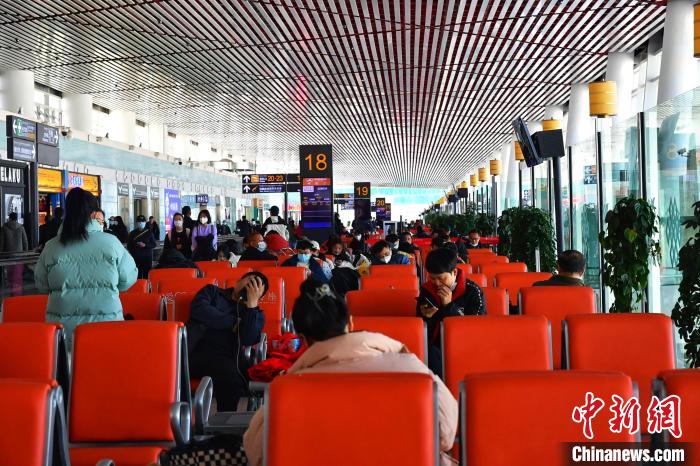 圖為旅客在機(jī)場(chǎng)候機(jī)室等待登機(jī)?！≈芎?攝
