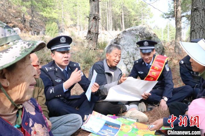 圖為竹瓦根邊境派出所民警為轄區(qū)群眾宣講森林防火常識(shí)?！≈裢吒吘撑沙鏊?供圖