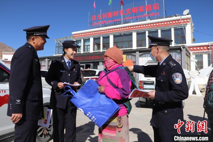 圖為日土邊境派出所民警在選轄區(qū)宣講國(guó)家安全知識(shí)?！∪尾?攝