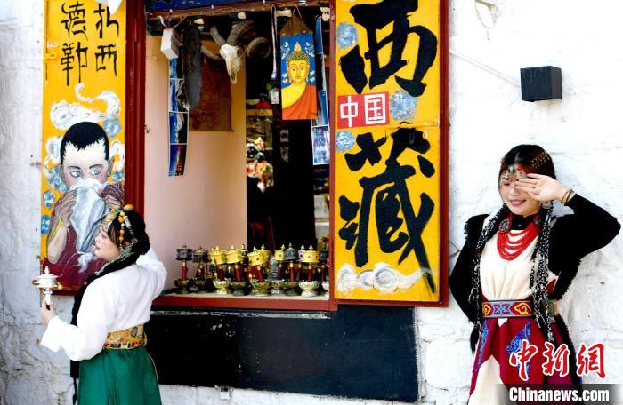 4月17日，游客身著藏式元素服裝在拉薩八廓街拍照留念?！±盍?攝