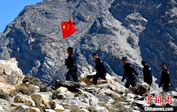 底雅邊境派出所民警夏永軍(左一)在巡邏中?！±盍?攝