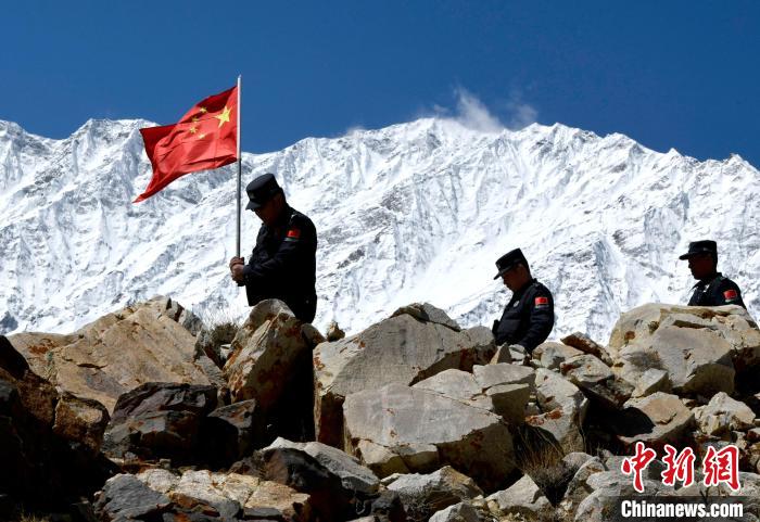 底雅邊境派出所民警夏永軍(左一)在巡邏中。