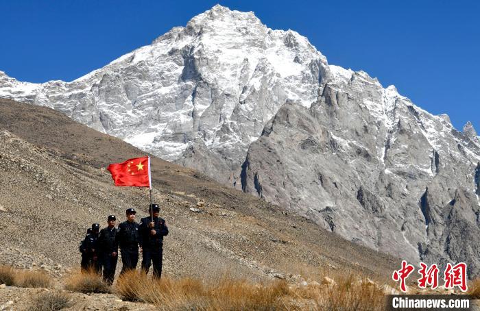 底雅邊境派出所民警夏永軍(右一)在巡邏中。　李林 攝