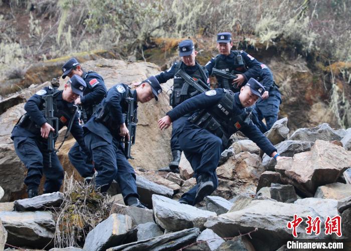 山南邊境管理支隊(duì)玉麥邊境派出所民警在邊境巡邏途中穿過亂石區(qū)?！∴嶇?攝