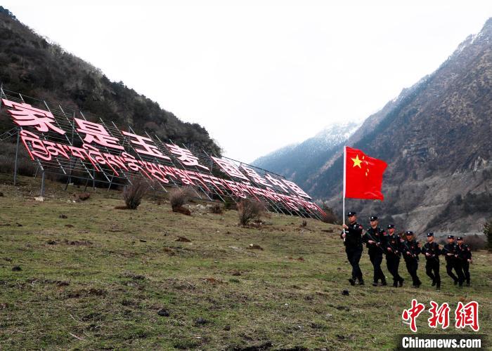 山南邊境管理支隊(duì)玉麥邊境派出所民警在轄區(qū)開展巡邏?！∴嶇?攝