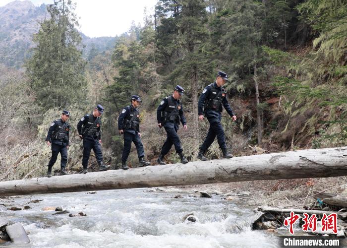 山南邊境管理支隊(duì)玉麥邊境派出所民警邊境巡邏途中走過河道上“獨(dú)木橋”?！∴嶇?攝