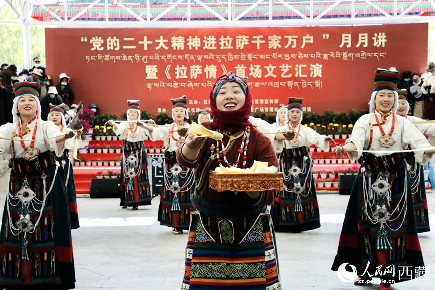 女子群舞《拉拉脫貧之路》。人民網(wǎng) 次仁羅布攝