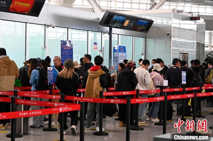 圖為“五一”期間，拉薩貢嘎機(jī)場旅客密集出行?！≡黝D珠 攝