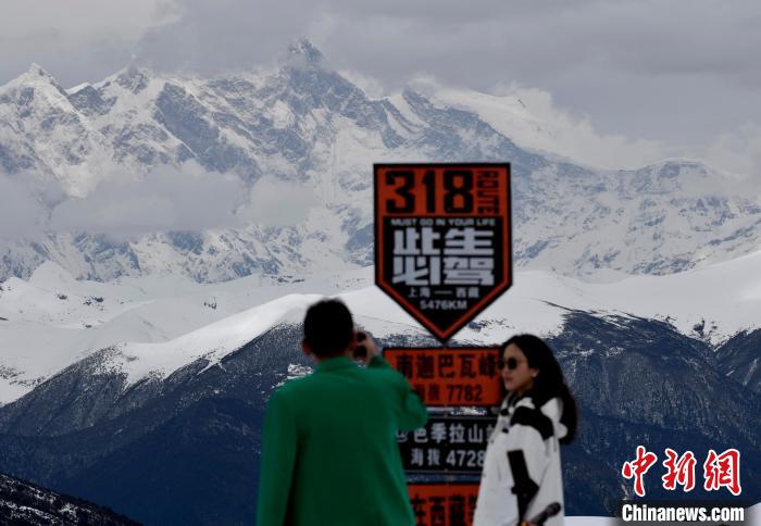 圖為5月14日，西藏林芝色季拉山觀景臺，游客遠(yuǎn)眺南迦巴瓦峰?！　±盍?攝