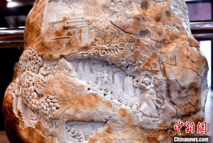 圖為5月16日，展覽中的漢白玉雕作品《猴子變?nèi)恕贰！±盍?攝