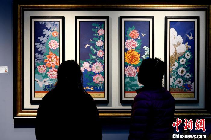 圖為5月16日，觀眾正在欣賞展覽中的新創(chuàng)唐卡作品?！±盍?攝