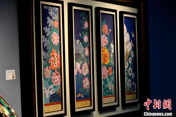 圖為5月16日，展覽中新創(chuàng)唐卡作品《四季花》?！±盍?攝