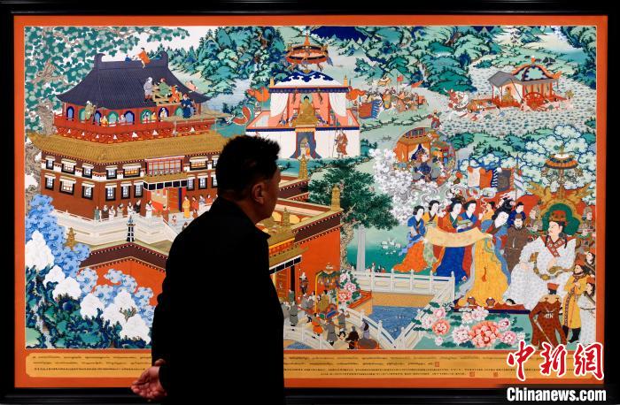 圖為5月16日，觀眾正在欣賞展覽中的新創(chuàng)唐卡作品?！±盍?攝