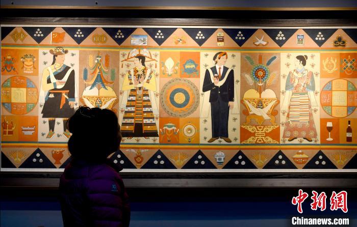 圖為5月16日，觀眾正在欣賞展覽中的新創(chuàng)唐卡作品?！±盍?攝