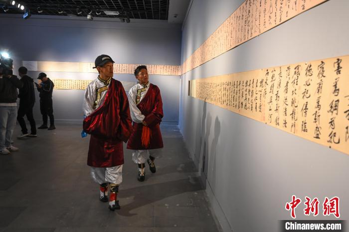 圖為學(xué)生參觀黃庭堅(jiān)書(shū)法文獻(xiàn)展?！≮w朗 攝