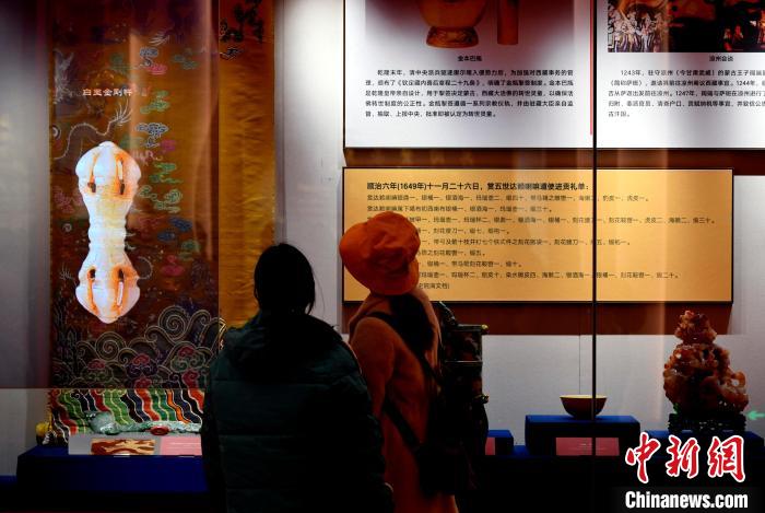 圖為5月18日，觀眾正在欣賞展覽?！±盍?攝
