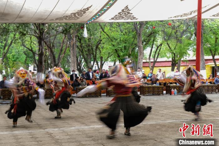 圖為活動(dòng)現(xiàn)場(chǎng)的藏戲表演。　江飛波 攝