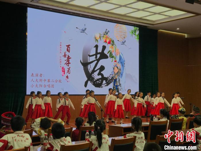 圖為中國人民大學(xué)附屬中學(xué)第二分校的小朋友們合唱?！￡惤ㄐ?攝