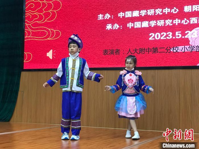 圖為中國人民大學(xué)附屬中學(xué)第二分校的小朋友們展示民族服飾?！￡惤ㄐ?攝