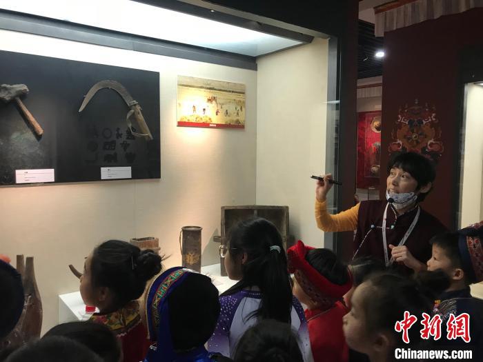 圖為中國人民大學(xué)附屬中學(xué)第二分校的小朋友們參觀“雪域星光——西藏傳統(tǒng)文化藝術(shù)展”?！￡惤ㄐ?攝