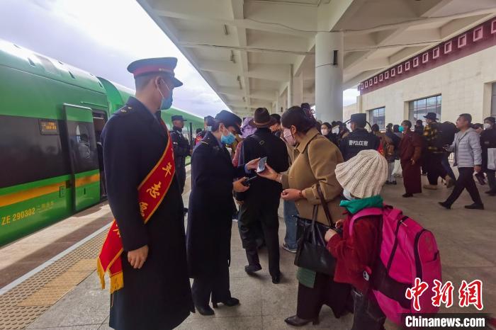 日喀則火車站工作人員引導(dǎo)乘客乘坐高原復(fù)興號?！《飞降?攝