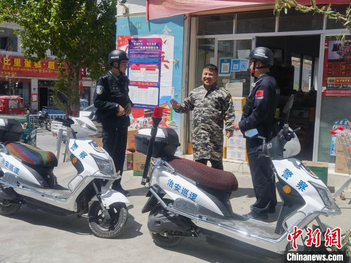 民警對轄區(qū)商鋪進行走訪排查。　黃創(chuàng)偉 攝