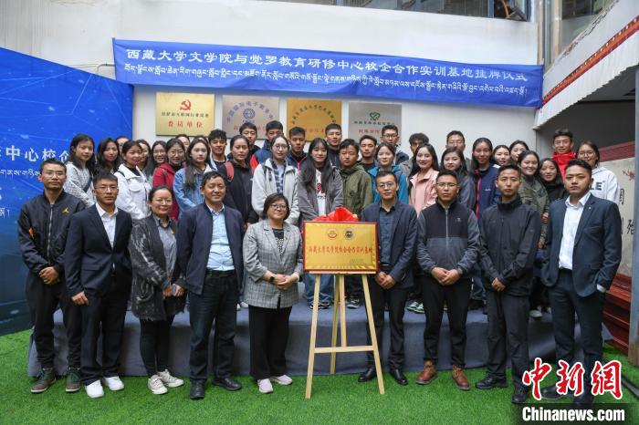 圖為揭牌儀式上合影?！∝暩聛硭?攝