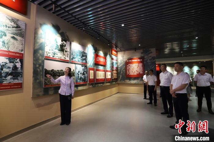 圖為西藏航空一行在臨沂市孟良崮戰(zhàn)役紀(jì)念館開展主題教育活動。　姜博 攝