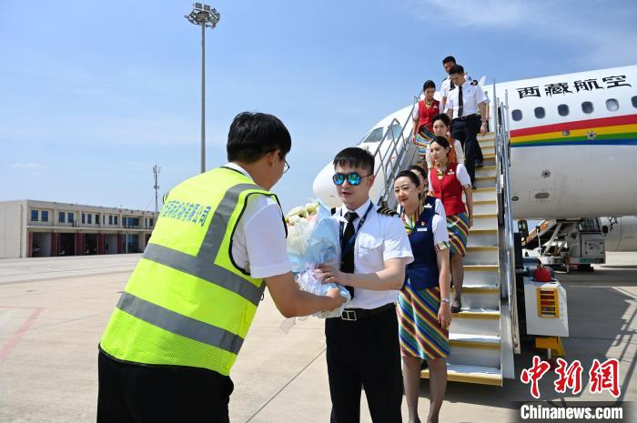 圖為機(jī)組順利抵達(dá)后獲贈祝賀?！≮w朗 攝