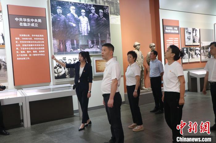 圖為西藏航空一行在臨沂市沂蒙革命紀(jì)念館開展主題教育活動?！〗?攝