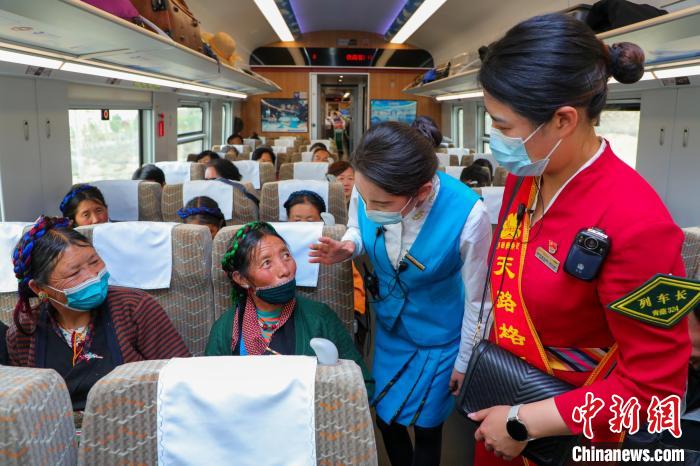 農(nóng)牧民乘坐高原復(fù)興號(hào)動(dòng)車組出行?！≈軔傁?攝