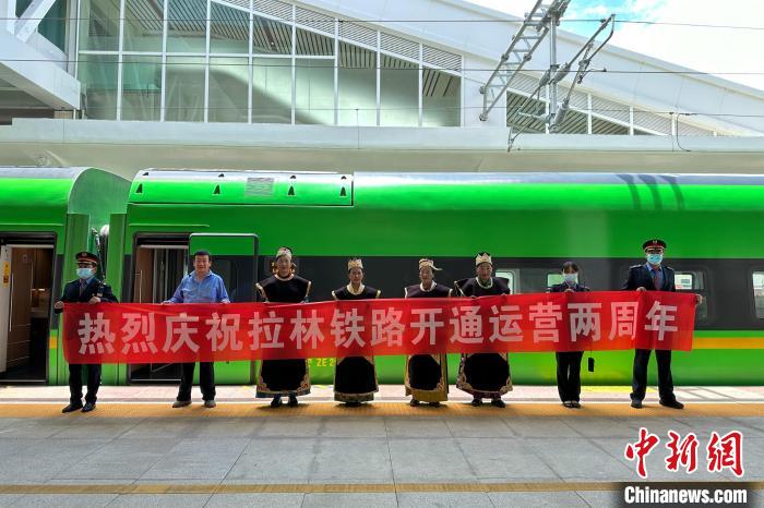 中國(guó)鐵路青藏集團(tuán)有限公司慶祝拉林鐵路開通運(yùn)營(yíng)兩周年?！±詈Ｐ?攝
