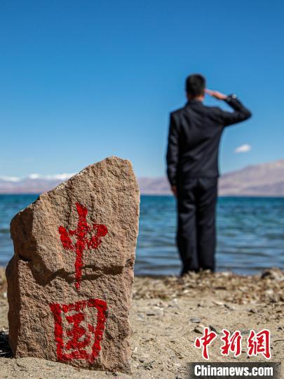 班公湖畔的“中國”標記?！↓埿▲P 攝