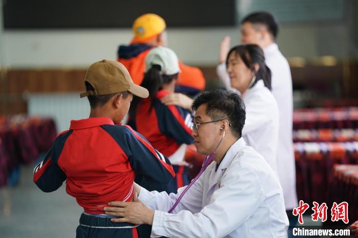 6月26日，西藏日喀則特校的孩子參加先心病篩查。　蘇丹 攝