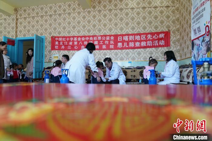 6月27日，西藏康馬縣雙語(yǔ)幼兒園的孩子參加先心病篩查?！√K丹 攝