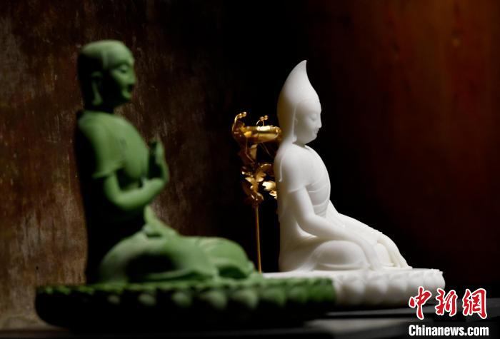 圖為展覽中圍繞西藏歷史與傳統(tǒng)創(chuàng)作的雕塑作品。　李林 攝