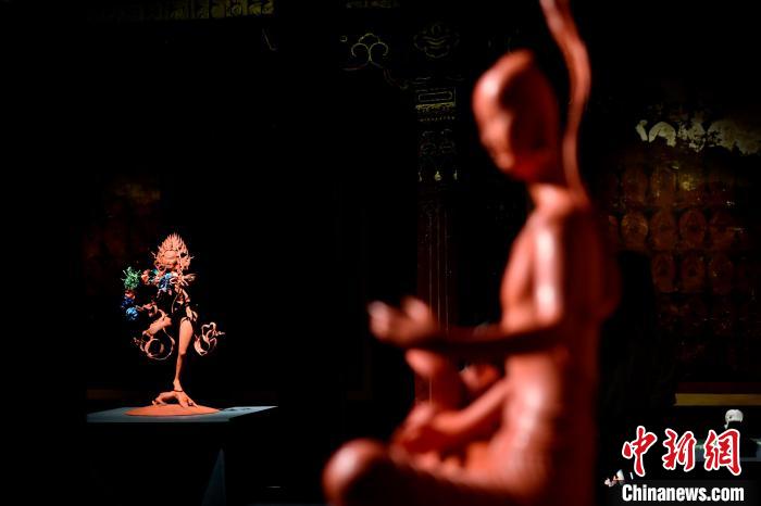 圖為展覽中圍繞西藏歷史與傳統(tǒng)創(chuàng)作的雕塑作品?！±盍?攝
