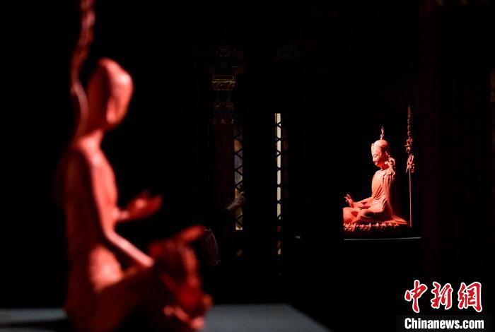 圖為展覽中圍繞西藏歷史與傳統(tǒng)創(chuàng)作的雕塑作品?！±盍?攝