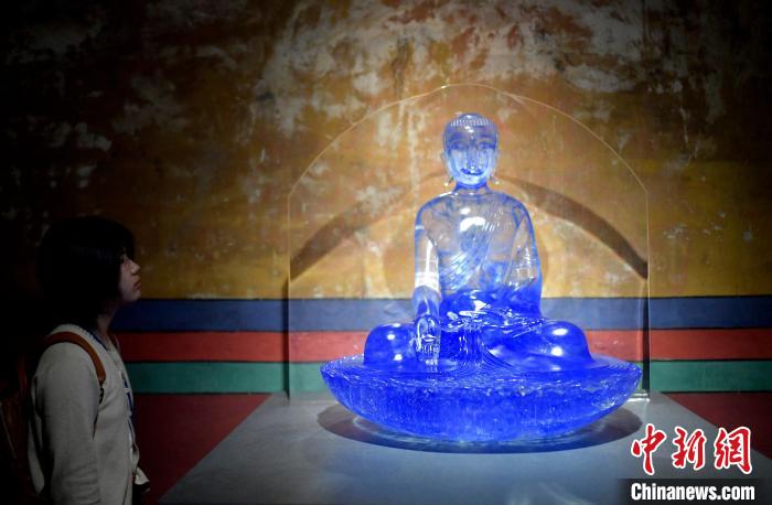 圖為觀眾正在欣賞展覽中的雕塑作品?！±盍?攝