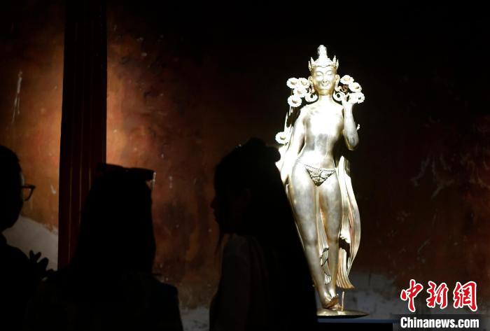 圖為觀眾正在欣賞展覽中的雕塑作品《八萬四千年》?！±盍?攝
