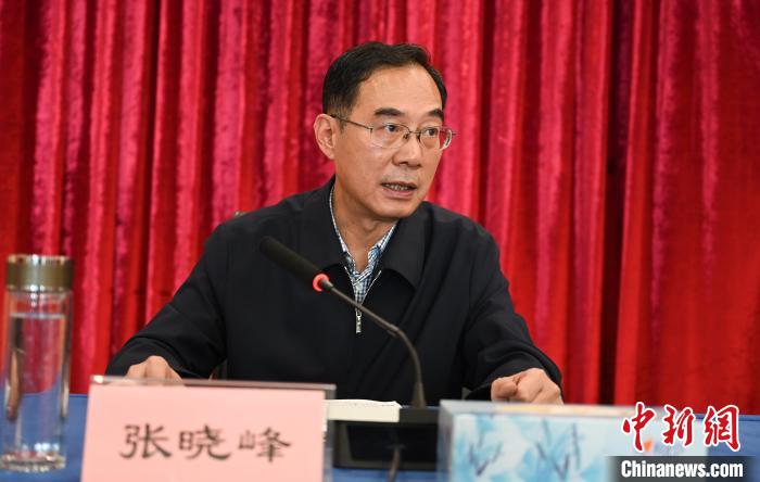 圖為西藏自治區(qū)黨委宣傳部副部長、西藏廣播電視臺黨組書記張曉峰致辭?！≮w朗 攝