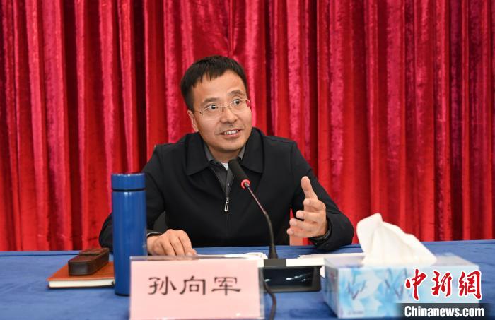 圖為西藏自治區(qū)黨委宣傳部副部長、自治區(qū)社科院黨組書記孫向軍主持活動。　趙朗 攝