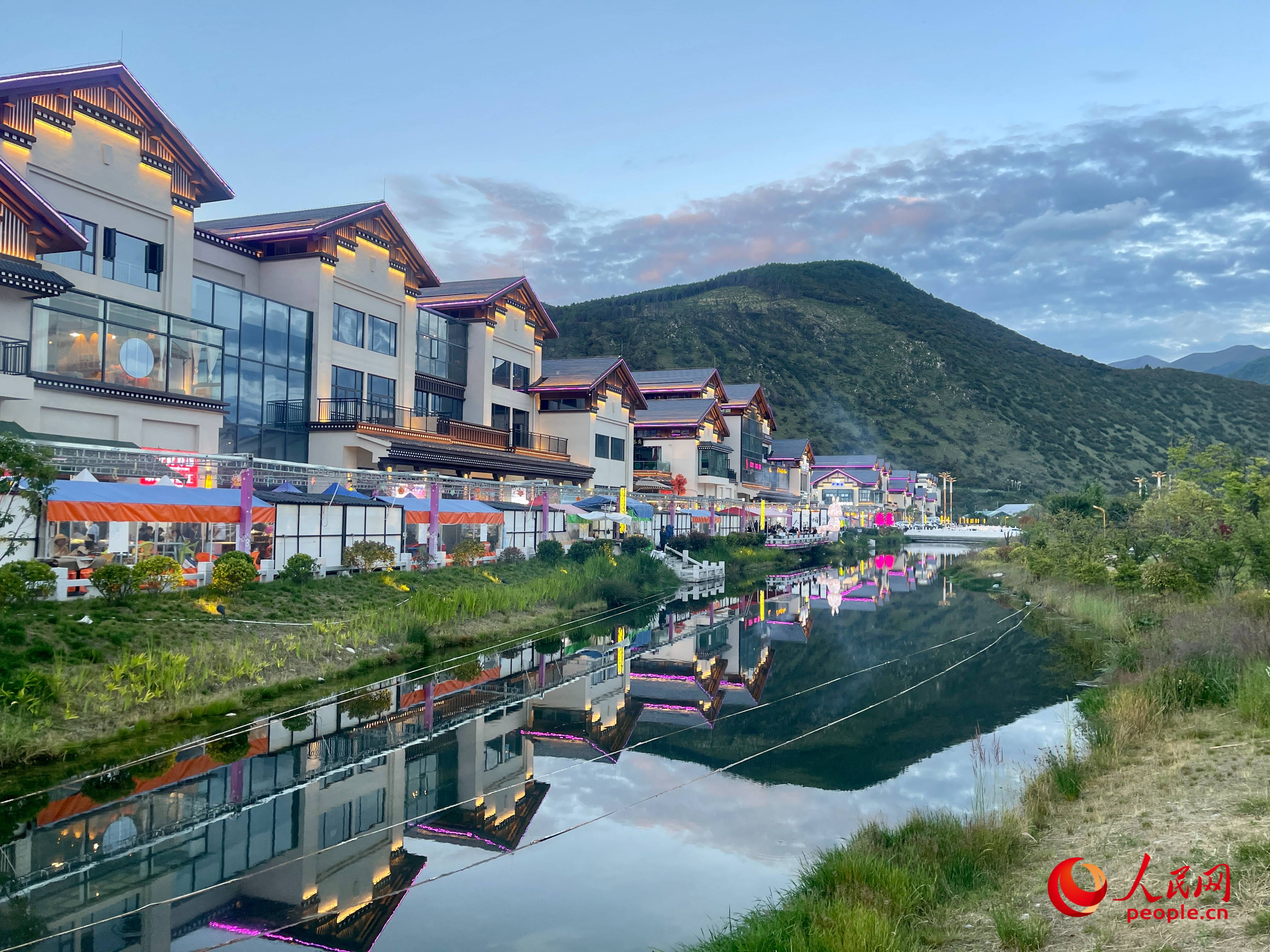 工布公園的一角，風(fēng)景秀麗。人民網(wǎng) 周靜圓攝