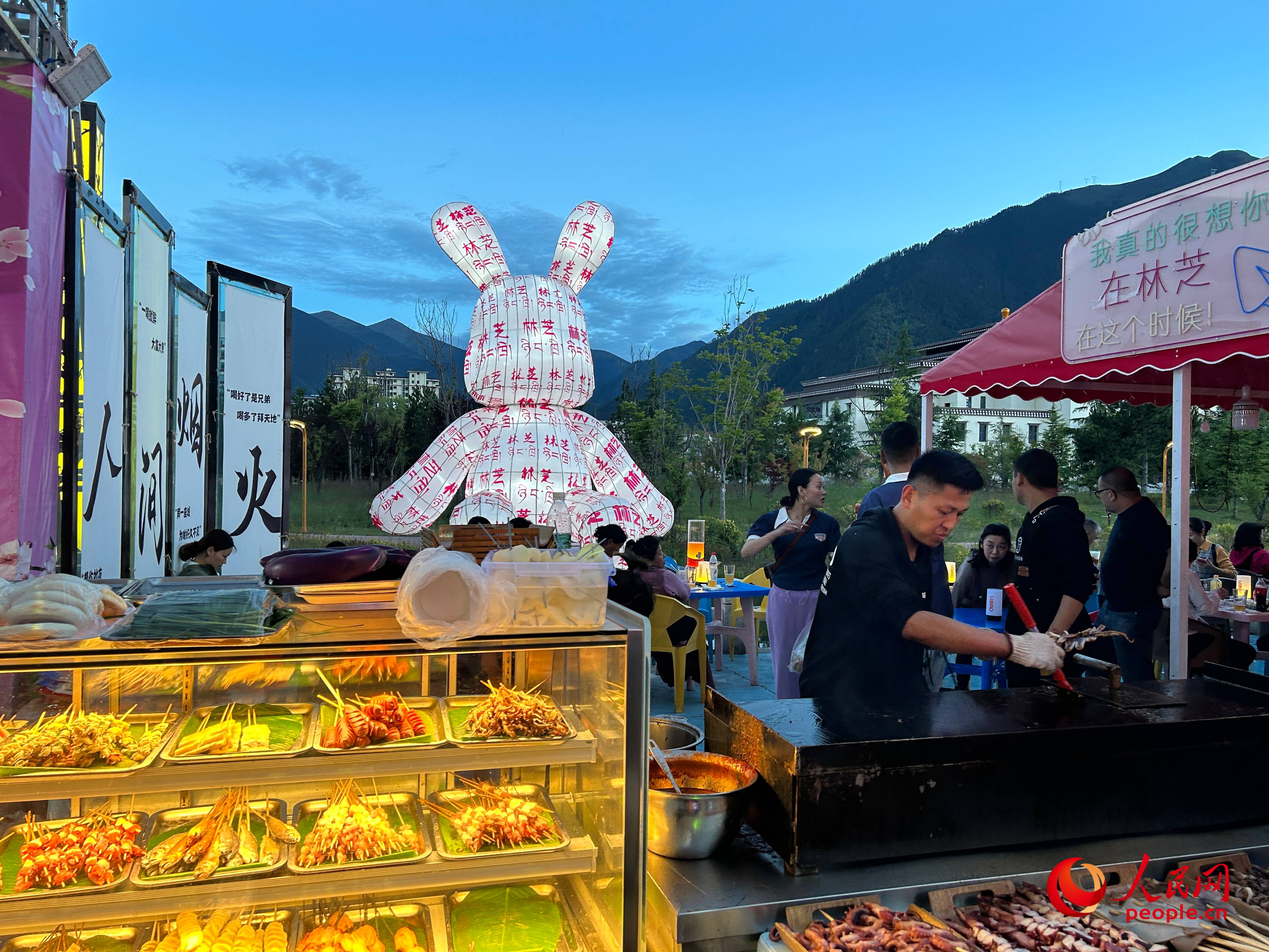 工布公園里的夜市，滿滿“煙火氣”。人民網(wǎng) 周靜圓攝