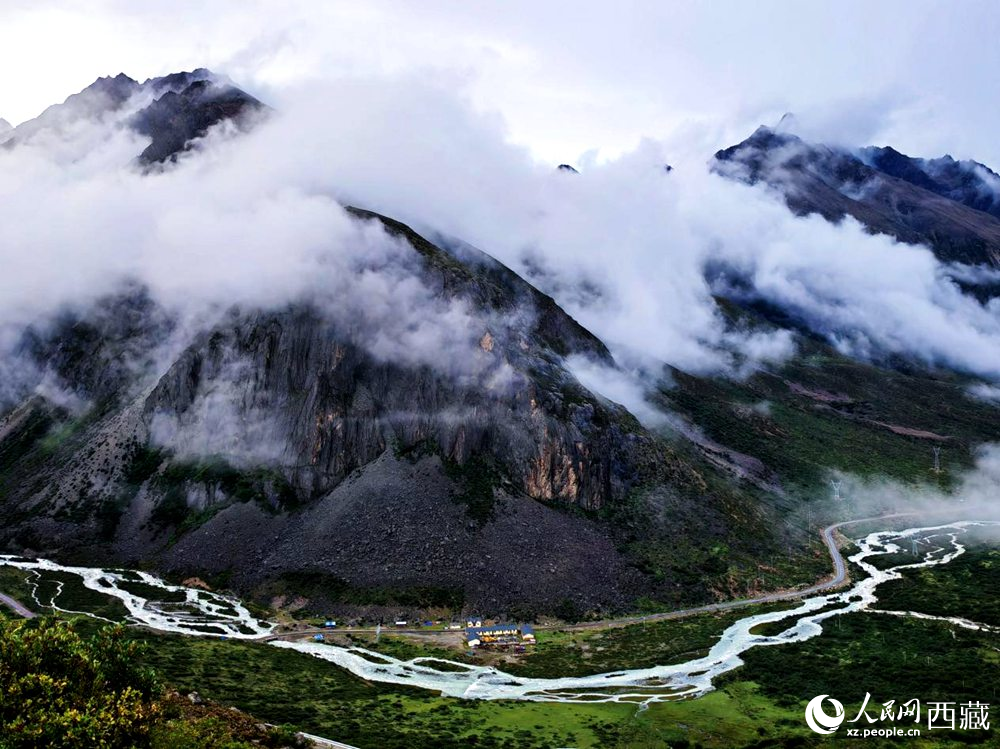 河流蜿蜒于青山間。人民網(wǎng) 李海霞攝