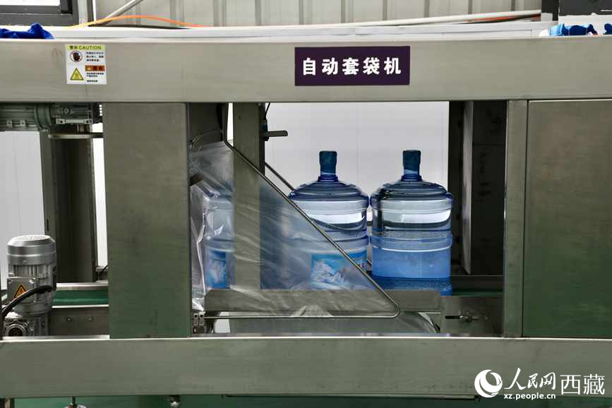 “色達(dá)牙泉”礦泉水（桶裝水）生產(chǎn)加工基地。人民網(wǎng)記者 次仁羅布攝