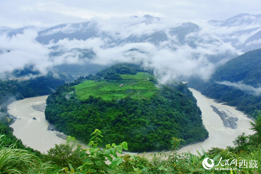 云海里的果果塘大拐彎。人民網(wǎng) 李海霞攝